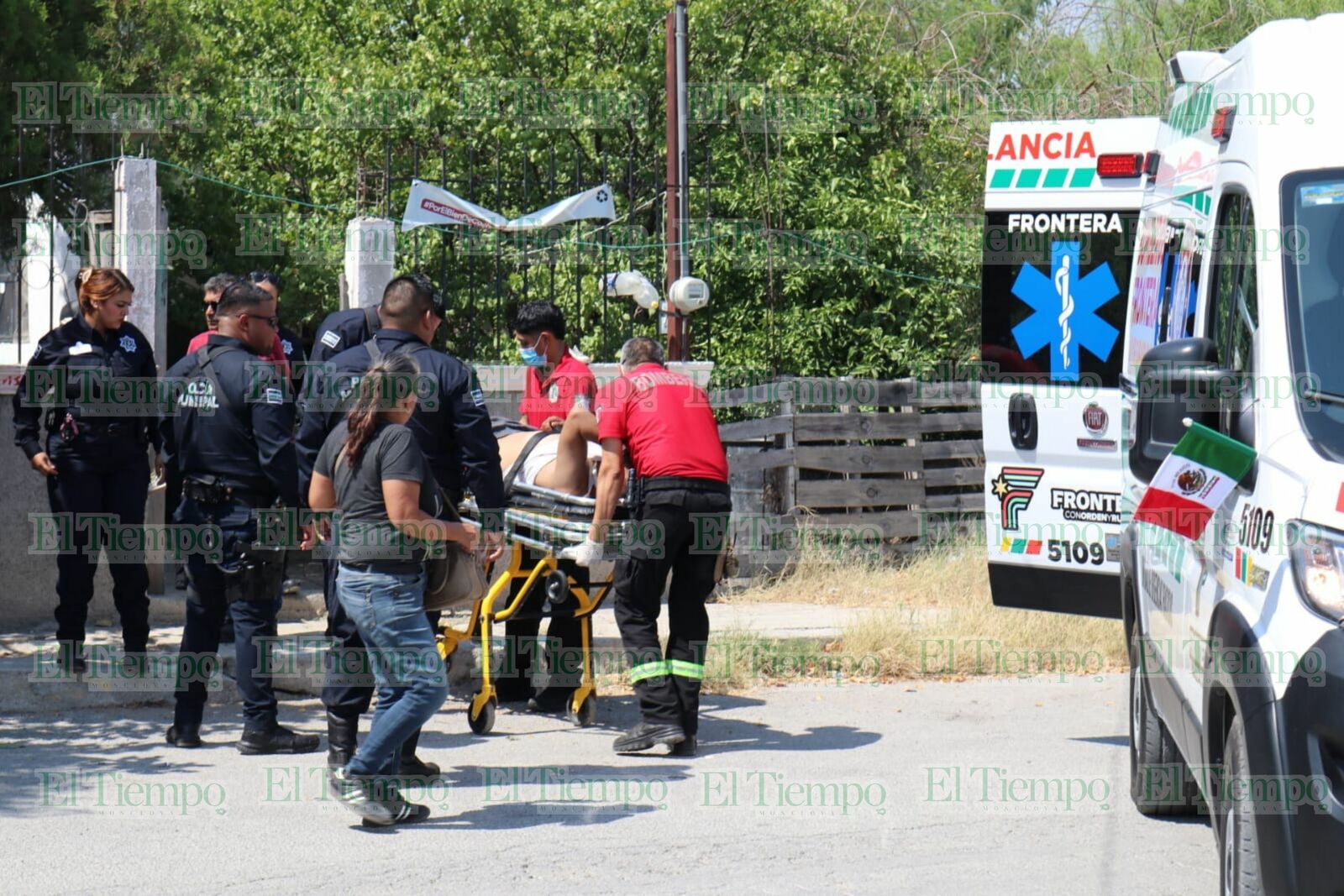 Hombre se coloca cuchillo en el cuello y amenaza con quitarse la vida frente a su madre en Frontera