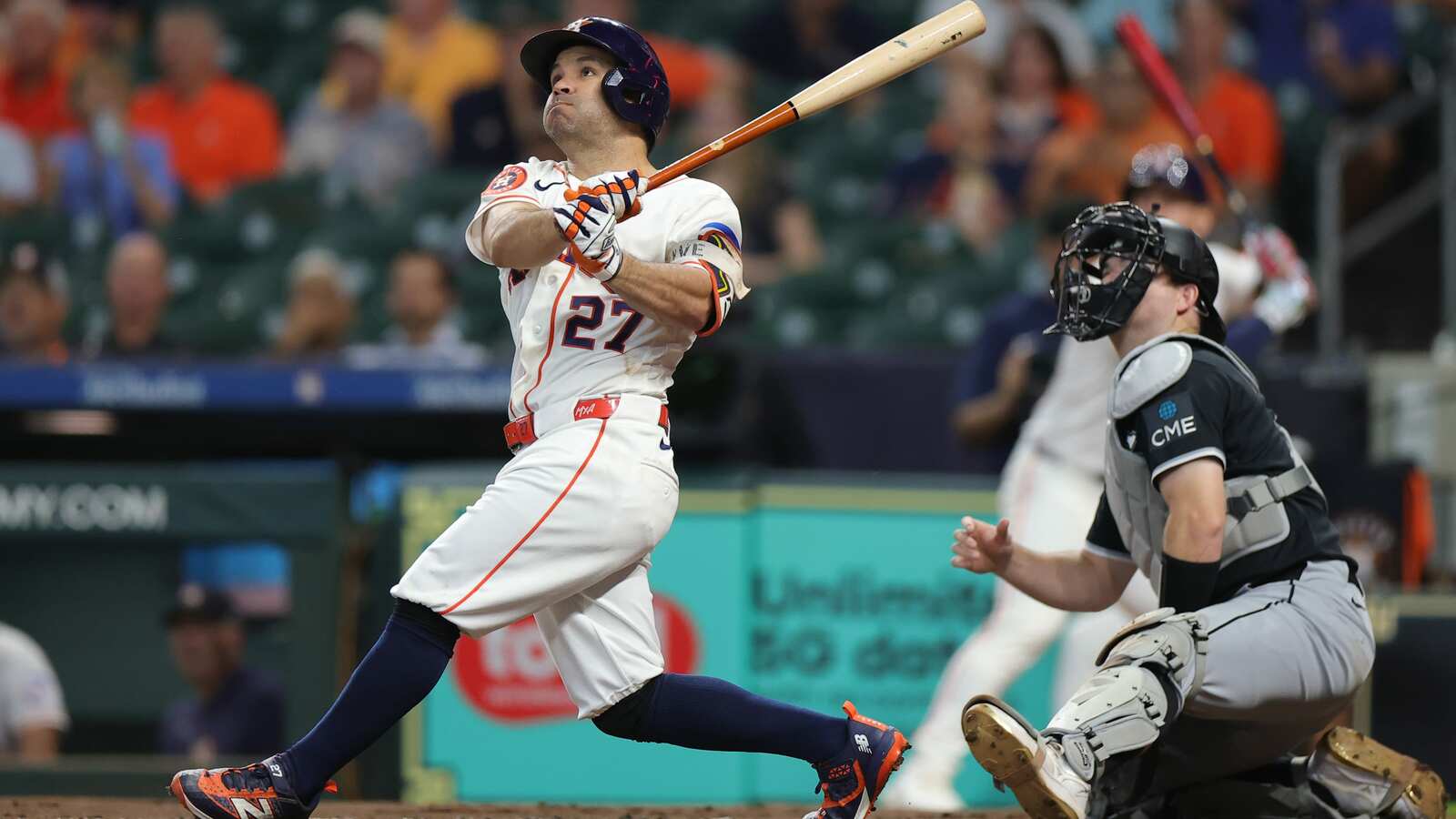 Astros vencen 6-2 a Medias Blancas y se afianzan en la cima del Oeste