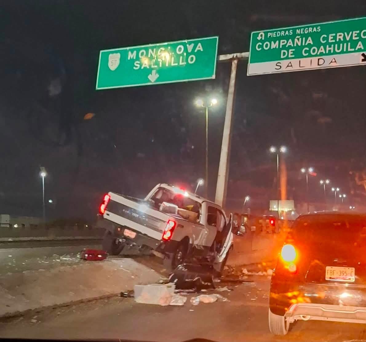 Camioneta se impacta contra muro de contención en la Carretera 57