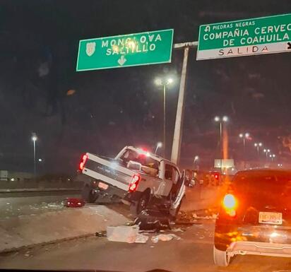 Camioneta se impacta contra muro de contención en la Carretera 57 