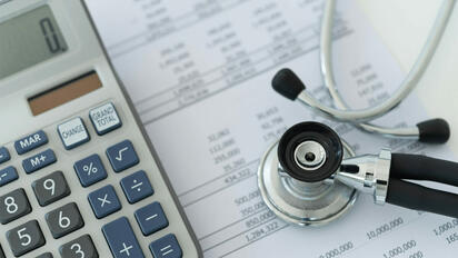 Buscan limitar aumentos de hasta 80% en seguros médicos