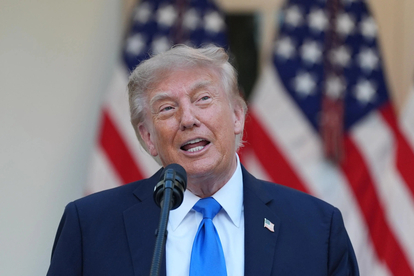 Trump presiona a la Fed para bajar las tasas en septiembre