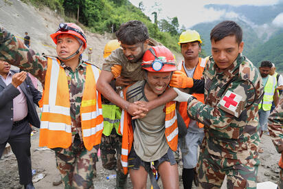Nueve días atrapados: rescatan con vida a dos trabajadores en Nepal