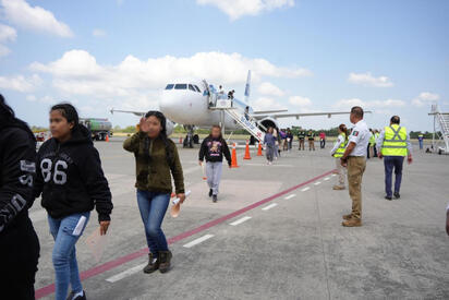 Llegan mil 200 mexicanos deportados de EU en nueve vuelos a Tapachula