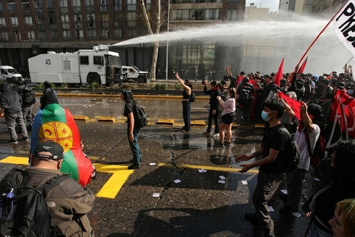 Carabineros intervienen marcha estudiantil durante protestas en Santiago