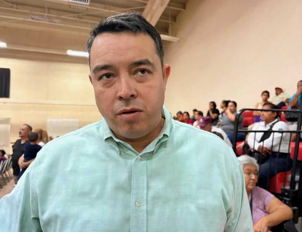 Apoyan a 200 niños de tres ejidos con útiles y calzado en San Buenaventura