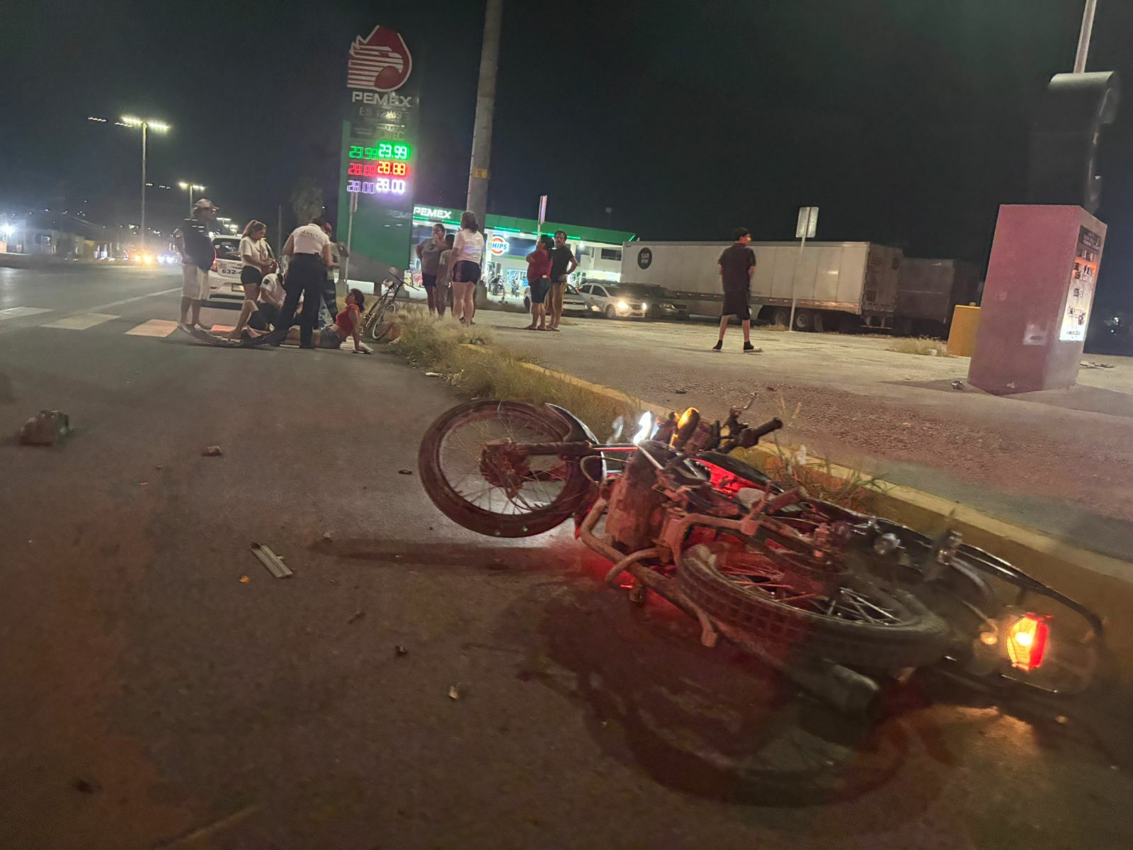 Adolescentes en moto terminan lesionados tras chocar contra auto en Monclova