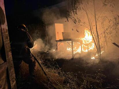 Reportan incendio detrás de Pollos Los Balcones de Don Trini; Bomberos acuden al lugar