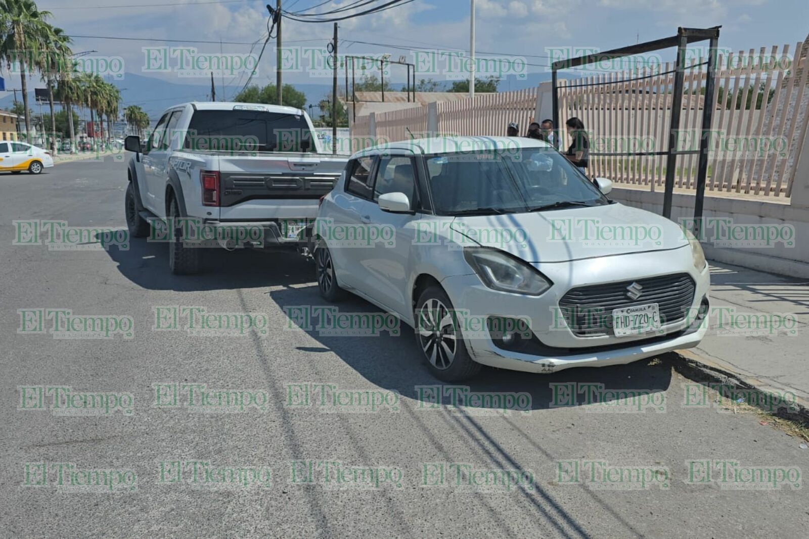 SEGURIDAD Cuerpos de rescate y seguridad se movilizaron tras el accidente. MONCLOVA, COAH.- Tres vehículos terminaron con daños de consideración y sus conductores