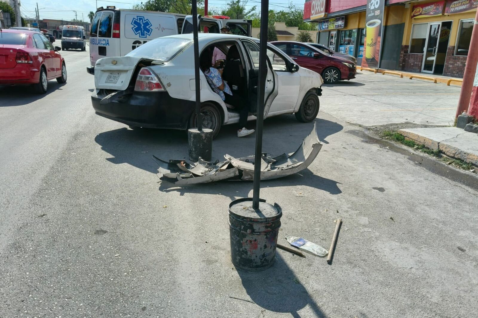 Motociclista termina en el IMSS tras chocar contra automóvil en El Pueblo