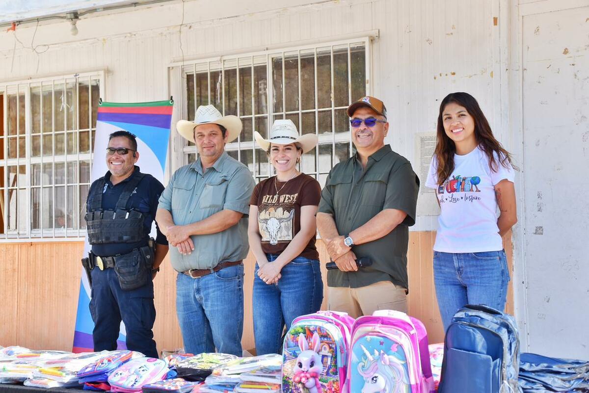 Concluye entrega de útiles escolares y mochilas en ejidos de Cuatro Ciénegas