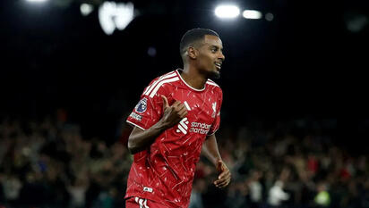 Alexander Isak con doblete da primera victoria a Liverpool en Premier