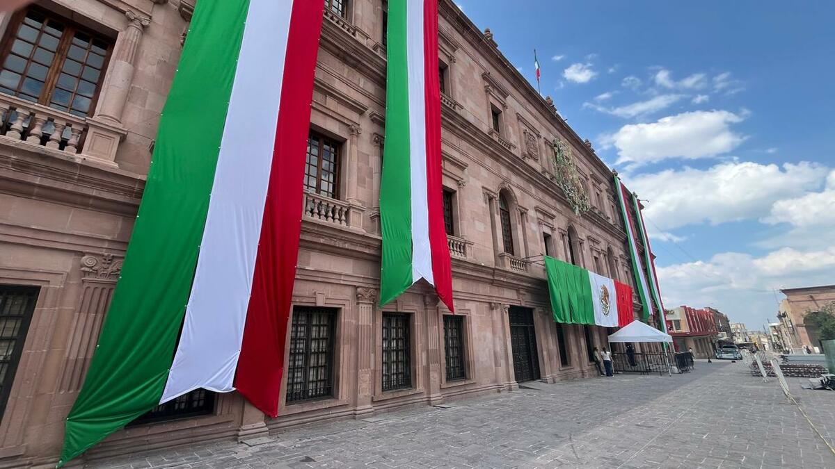 Transformación: Los símbolos patrios engalanan Palacio de Gobierno mientras la plaza suma estructuras para una competencia internacional.