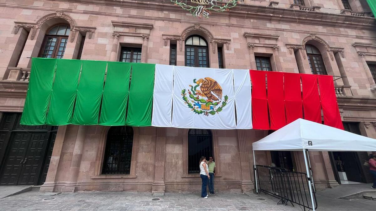 Transformación: Los símbolos patrios engalanan Palacio de Gobierno mientras la plaza suma estructuras para una competencia internacional.