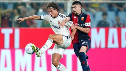 Johan Vásquez y Genoa sufren goleada en casa contra el invicto Como