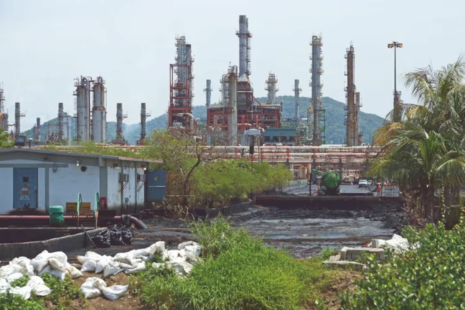 Pemex reporta conato de incendio en refinería de Salina Cruz