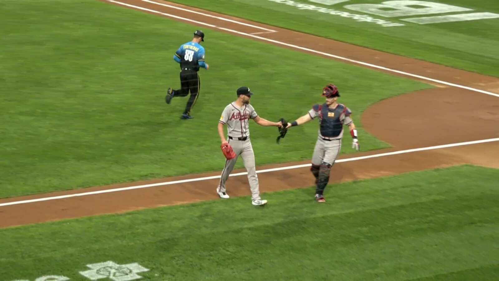 Sale busca el Cy Young y la Serie Mundial; Bravos vencen 5-2 a Filis