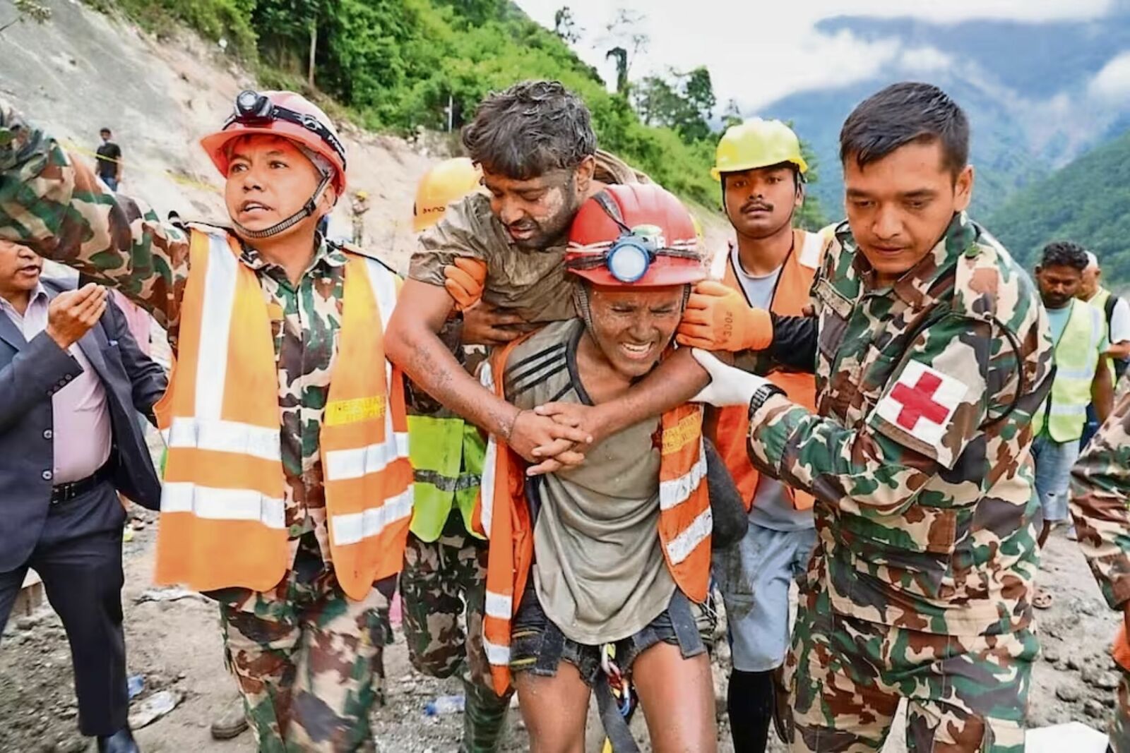 Rescatan con vida a dos personas en Nepal tras 10 días de inundaciones