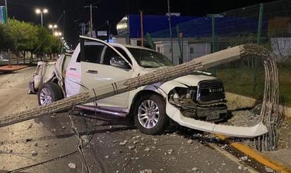 Camioneta derriba poste y provoca cierre parcial en avenida 16 de Septiembre