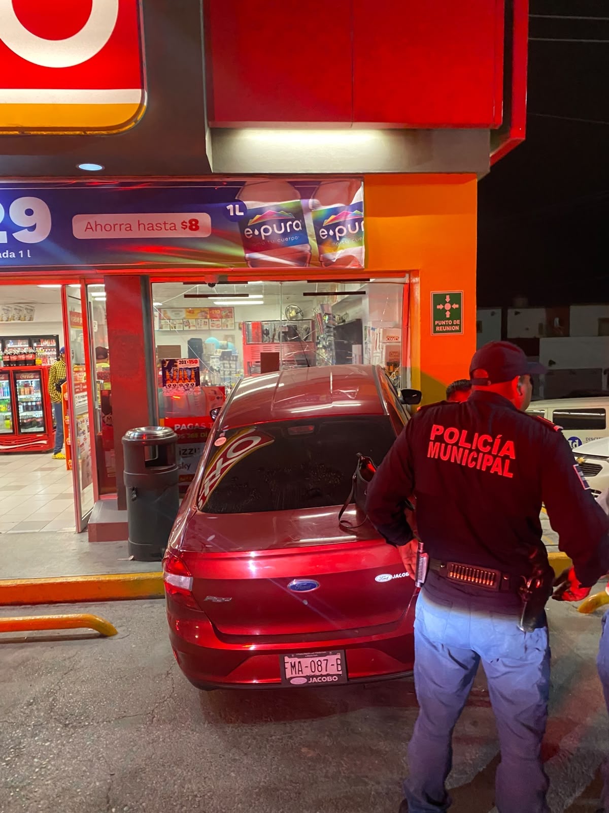 Conductora choca contra OXXO y abandona su vehículo tras el impacto