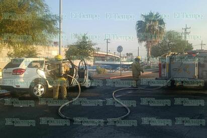 Bomberos sofocan incendio de camioneta frente a Soriana Pape