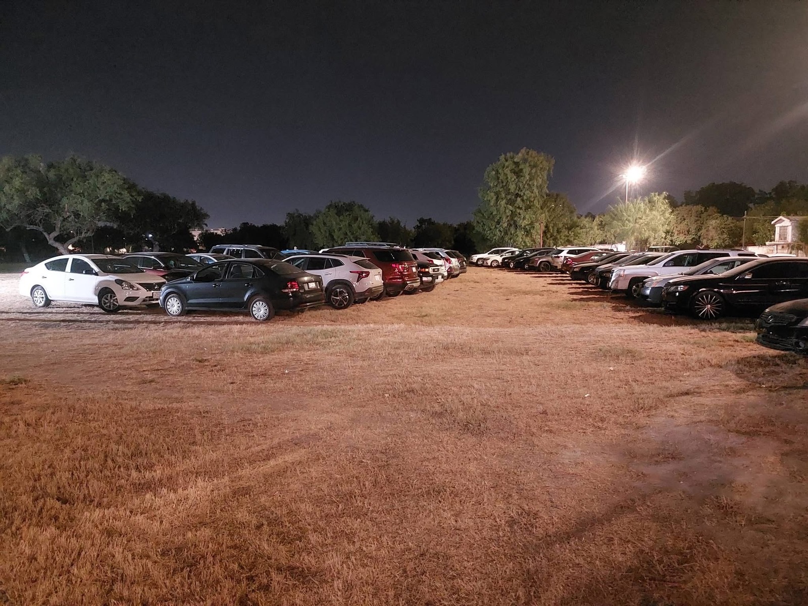 Estacionamientos: Algunos dueños de predios cercanos han convertido temporalmente sus espacios en estacionamientos particulares.