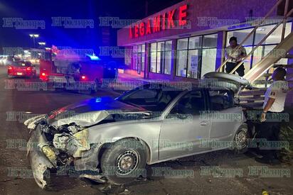 Abandonan auto tras volcar en puente del bulevar Pape de Monclova 