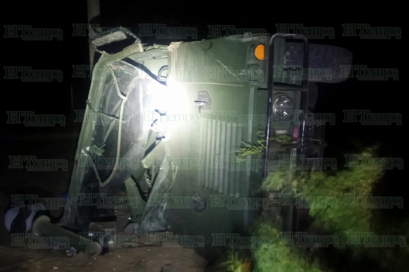 Burro provoca volcadura de unidad táctica del Ejército Mexicano; dos soldados terminan lesionados en Candela 