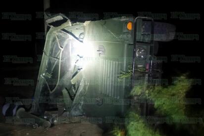 El animal se atravesó en la carretera y el conductor del Humvee realizó una maniobra para esquivarlo.  CANDELA, COAH.– Dos elementos del Ejército Mexicano