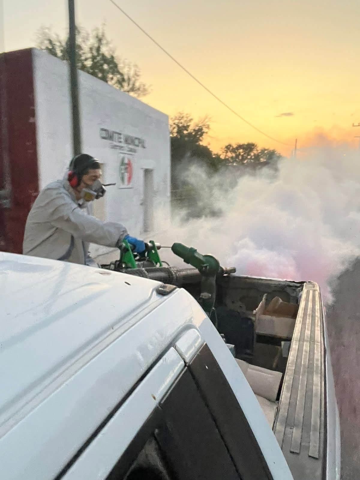 Salud: Personal de la Secretaría de Salud de Coahuila llevó a cabo trabajos de termoneubolización.
