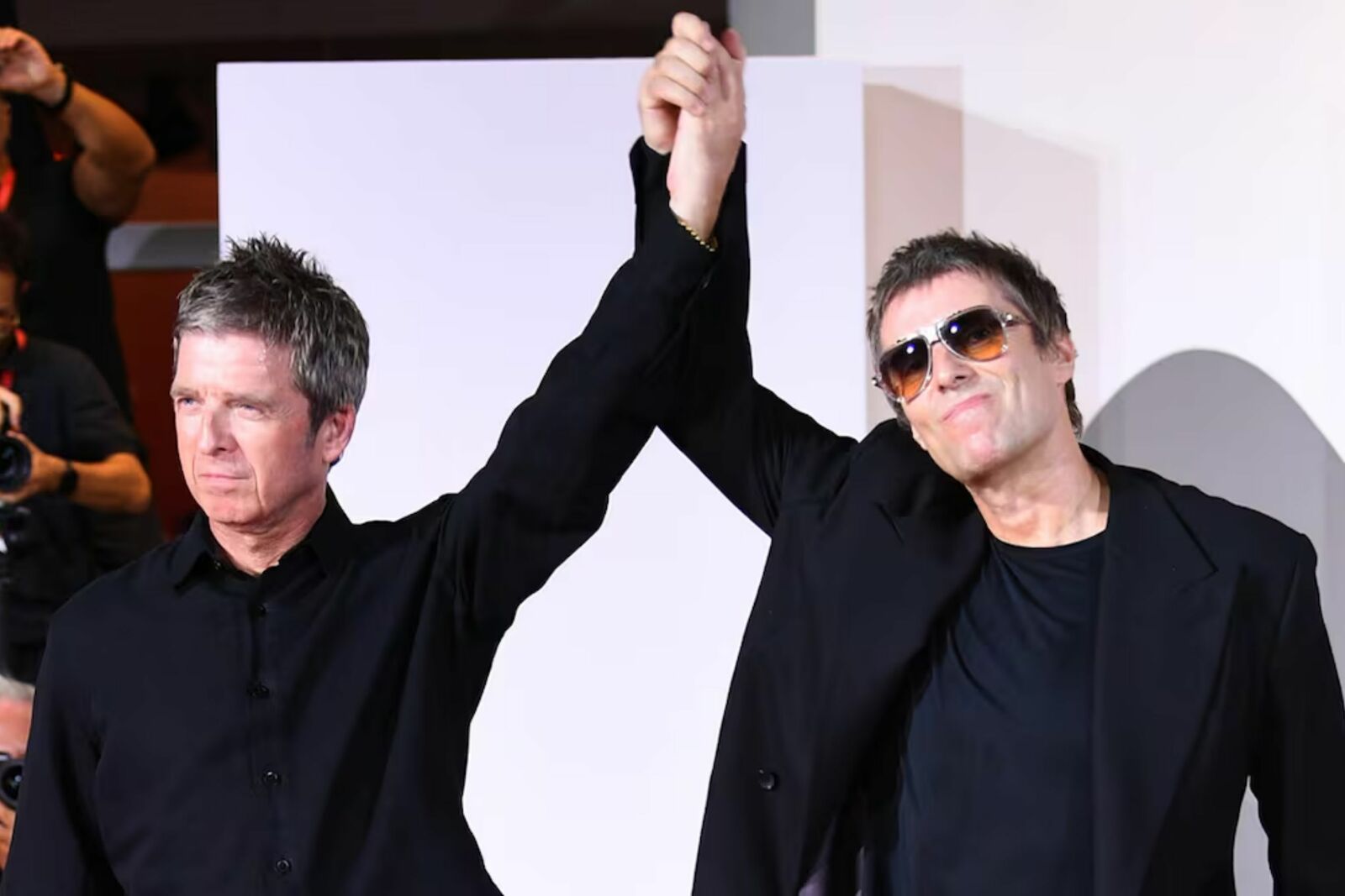 Liam y Noel Gallagher reaparecen juntos en Venecia para estreno de Oasis