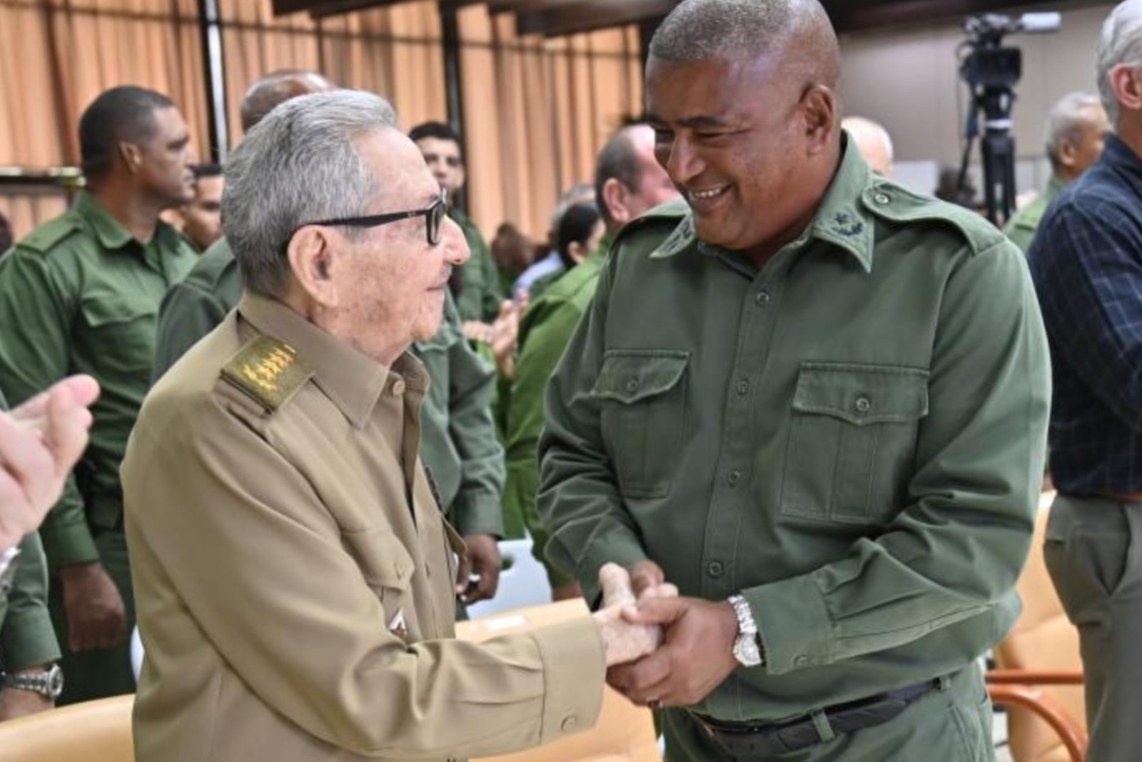 Raúl Castro reaparece en público en Cuba tras rumores sobre su salud