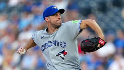    Los Azulejos de Toronto vencieron 4-3 a los Reales y superaron .500 por primera vez desde abril, empatando con los Guardianes por el último puesto