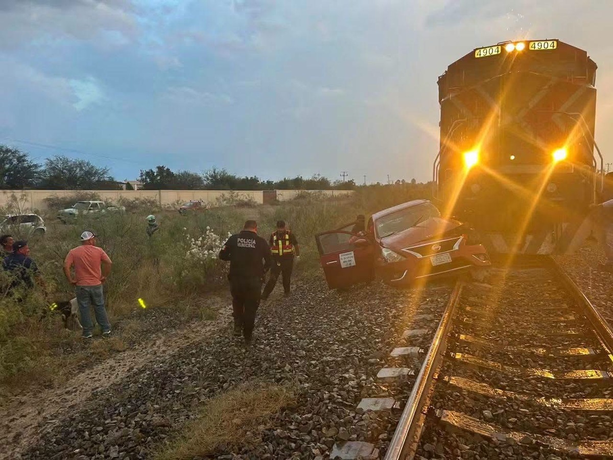 Taxista resulta lesionado tras ser impactado por tren en Nava
