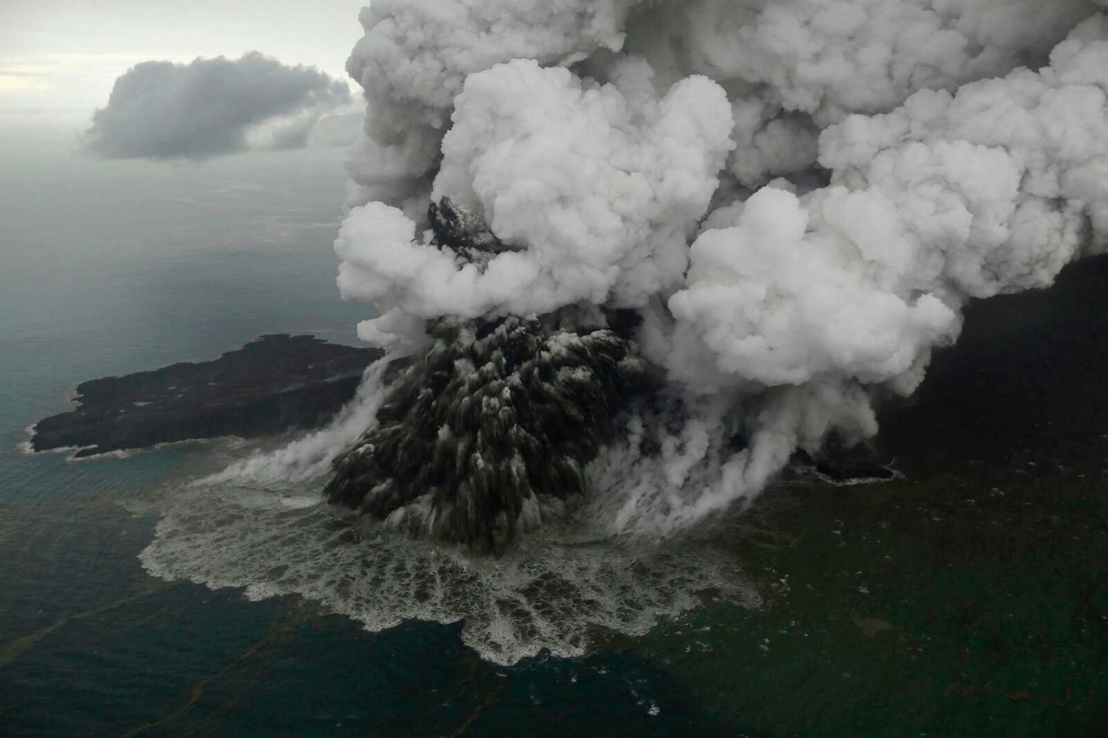 Cenizas del Anak Krakatoa afectan 467 vuelos en Indonesia