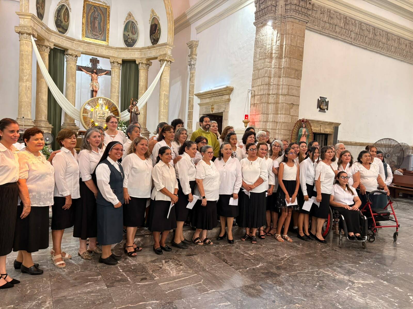 Bendicen a más de 30 catequistas en Santiago Apóstol