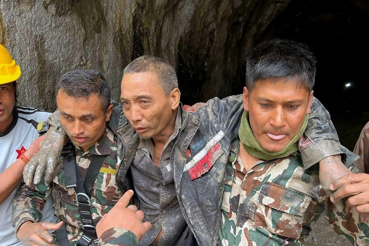 Rescatan a ciudadano chino atrapado durante 11 días en túnel tras las inundaciones en Nepal