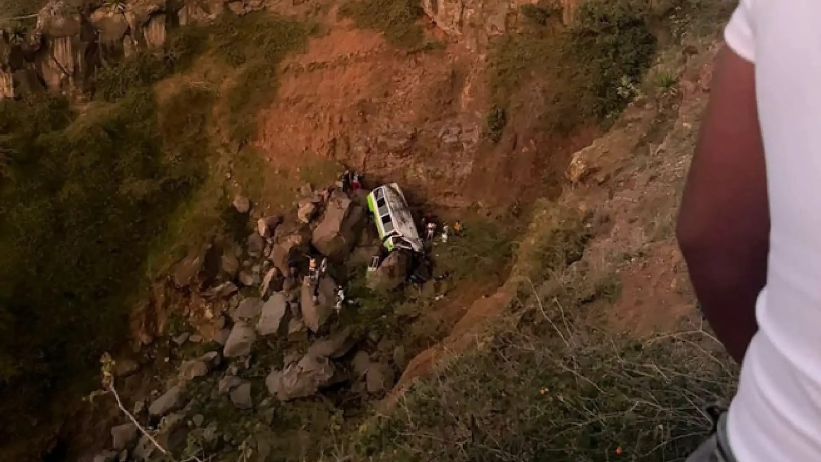 Tragedia en Cabo Verde: autobús cae a un precipicio y deja 25 muertos