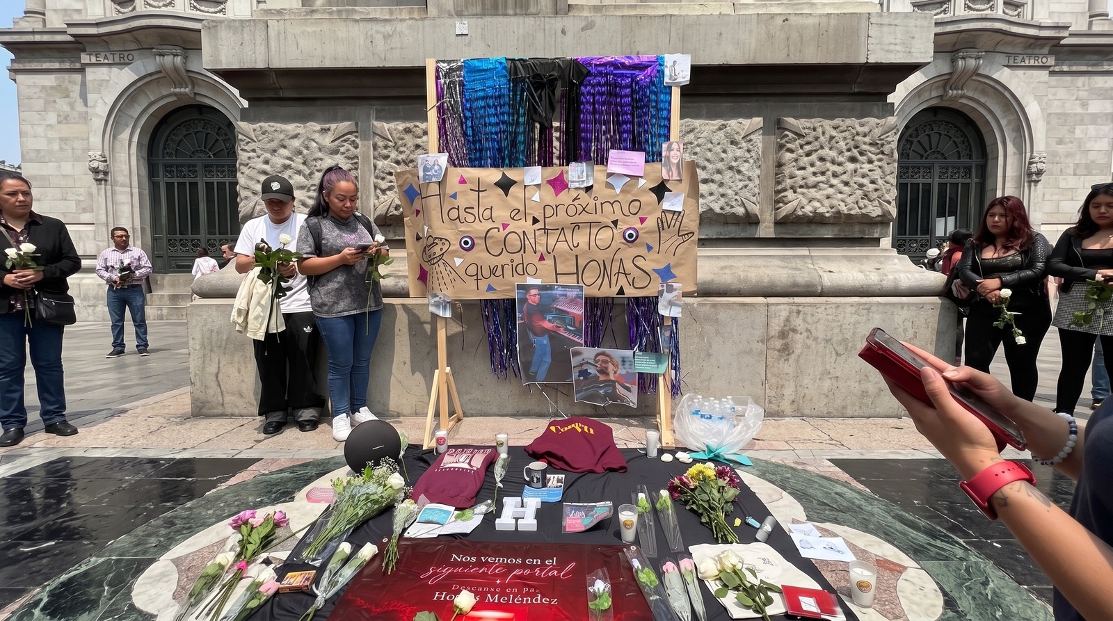 Fans de Camilo Séptimo homenajean a Jonathan Meléndez en CDMX