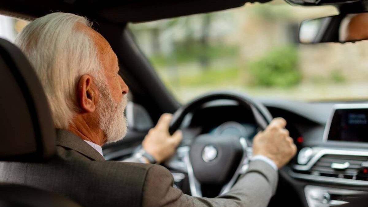 ¿Existe un límite de edad para conducir en México? Esto debes saber