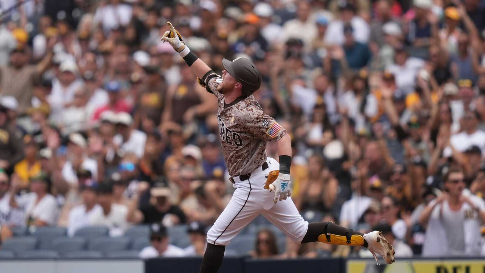 Padres abren con tres jonrones seguidos ante Cole y vencen 4-3 a Yankees