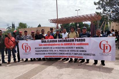 Desde Monclova, exobreros viajaron a Saltillo para hacerse visibles ante Sheinbaum y esperar respuestas sobre AHMSA.  Con una manta y la esperanza