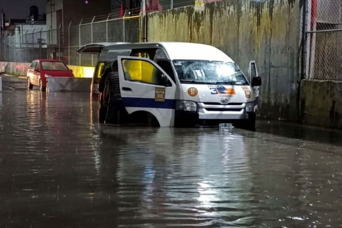 Una inundación terminó en tragedia: seis muertos dentro de una combi