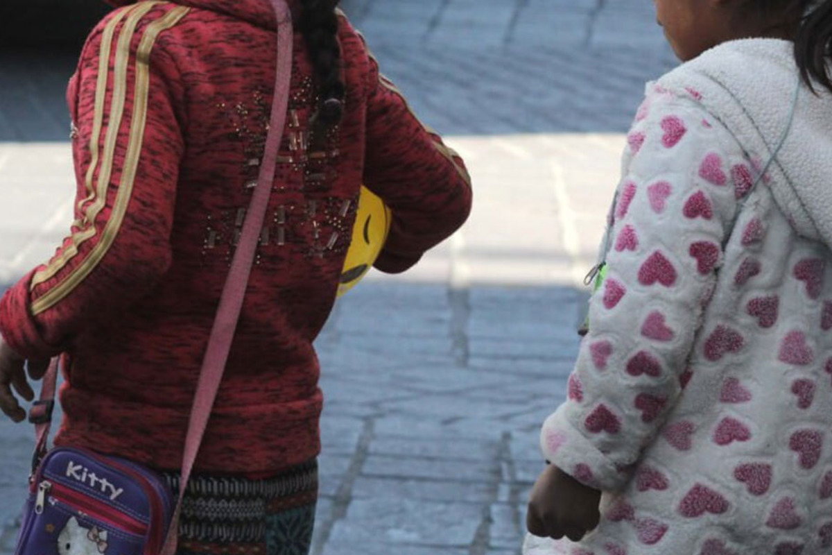 Dos niñas de 4 y 5 años deambulaban solas; autoridades ya investigan el caso