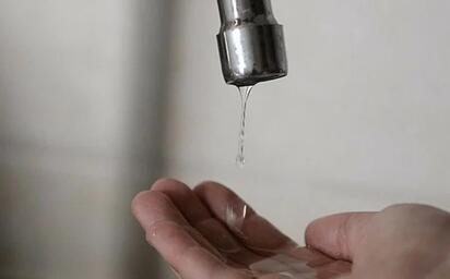 Agua con poca presión y recibos por las nubes: crece molestia contra Simas en Buenos Aires