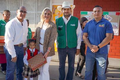 Laura Jiménez entrega útiles y mejora infraestructura educativa en Barroterán