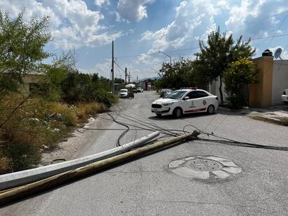 Trailero derriba dos postes y deja sin servicios a vecinos de Valle Nogalar de Monclova