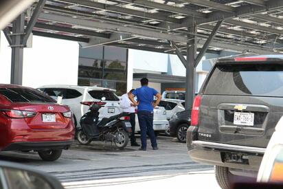 Mujer derrapa en motoneta y se estrella contra auto en estacionamiento de restaurante El Campanario