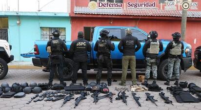 El operativo incluyó 23 órdenes de cateo en Esperanza y permitió asegurar armas, vehículos y equipo utilizado presuntamente por grupos