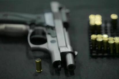 Colombia levanta suspensión general de permisos para portar armas